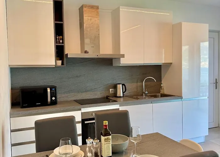 Bluelow Lakeview House