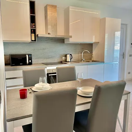 דירה Bluelow Lakeview House