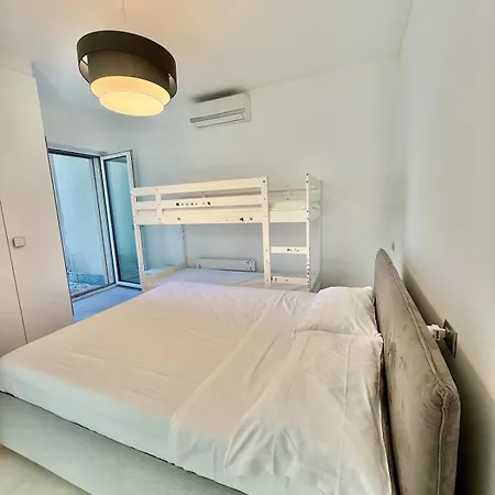 Bluelow Lakeview House דרביו