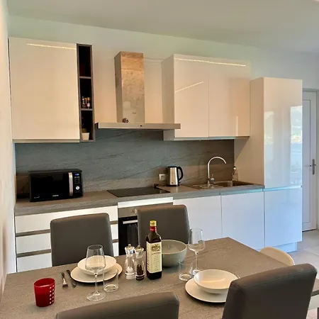 Bluelow Lakeview House