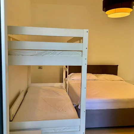 Bluelow Lakeview House דרביו