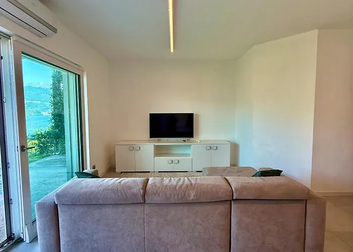 Bluelow Lakeview House *