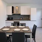 Bluelow Lakeview House *